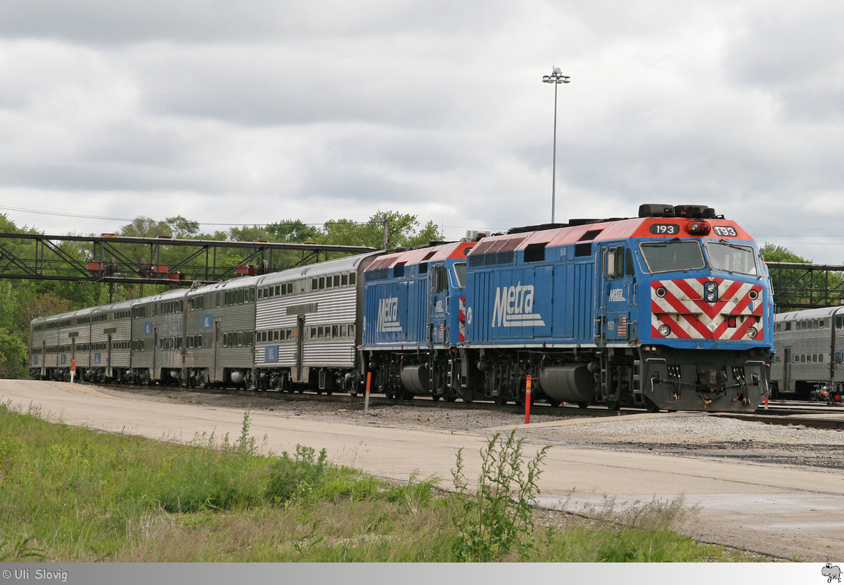 Am 14. Mai 2016 waren die beiden Metra EMD F40PHM-2 Lokomotiven # 193 und # 213 im Metra Yard in Aurora, Illinois / USA mit einem Vorort Zug des Großraumes Chicago abgestellt.