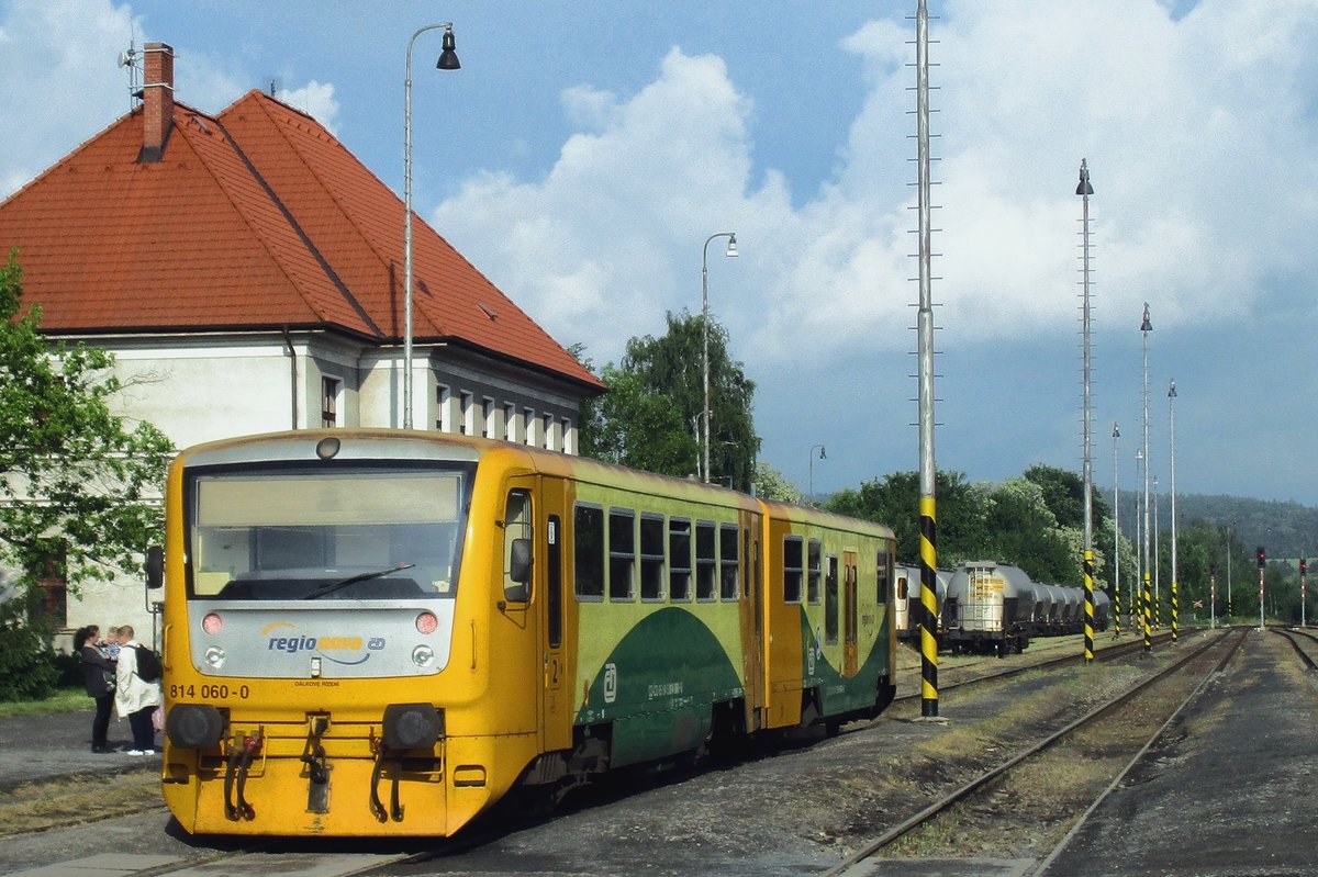 Am 14 Mai 2018 wird 814 060 in Bahnhof Rakovnik fotografiert und der Bube vom Oma begrüsst.