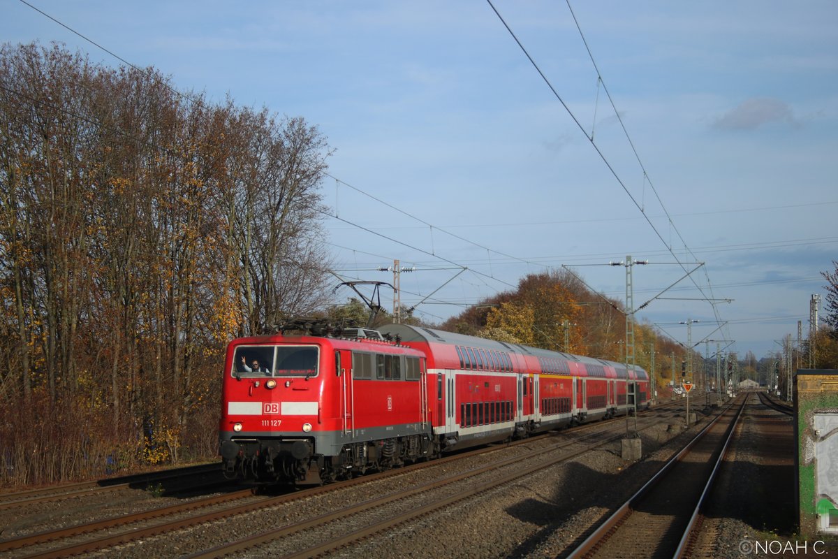 Am 14. November 2020 zog 111 127 den RE 10420 nach Aachen am Haltepunkt Schwelm West, weiter in Richtung Wuppertal. 
Schwelm West, 14. November 2020