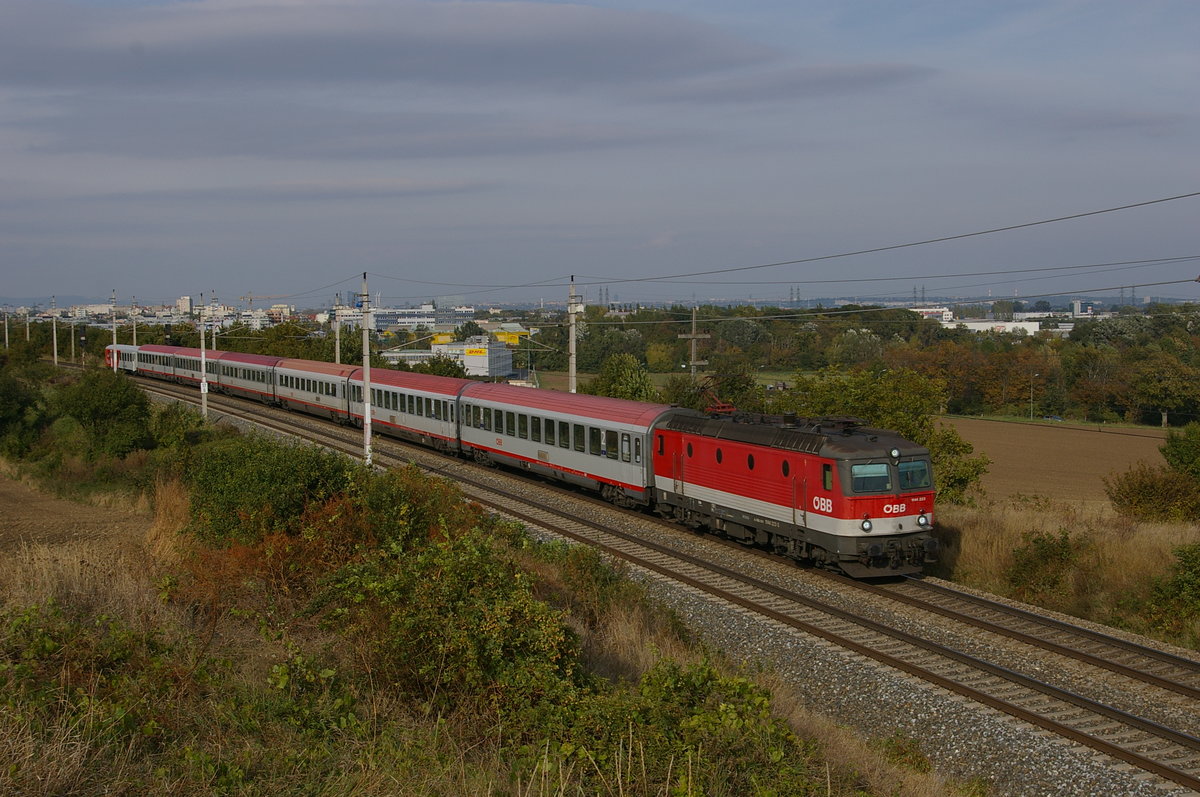 am 14. Oktober 2016 fährt die 1144 223 mit dem D 15075 bei Mödling am Gegengleis Richtung Wr. Neustadt