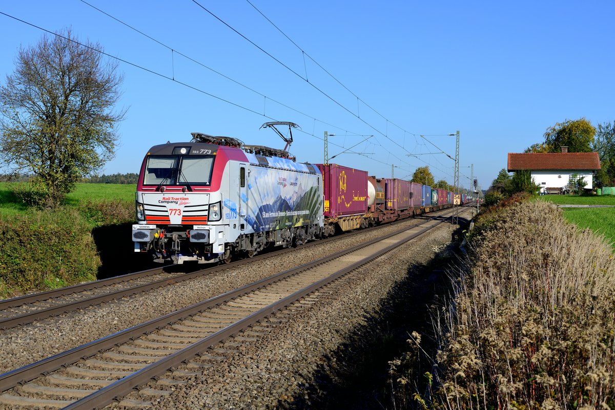Am 14. Oktober 2017 konnte ich die an das Jubiläum 150 Jahre Brennereisenbahn erinnernde 193 773 von Lokomotion mit ihrem DGS 41855 nach Triest am ehemaligen Block Hilperting ablichten. An diesem Tage wurde der Zug aufgrund von Bauarbeiten an der Tauernbahn über das Ennstal und den Schoberpass umgeleitet.
 