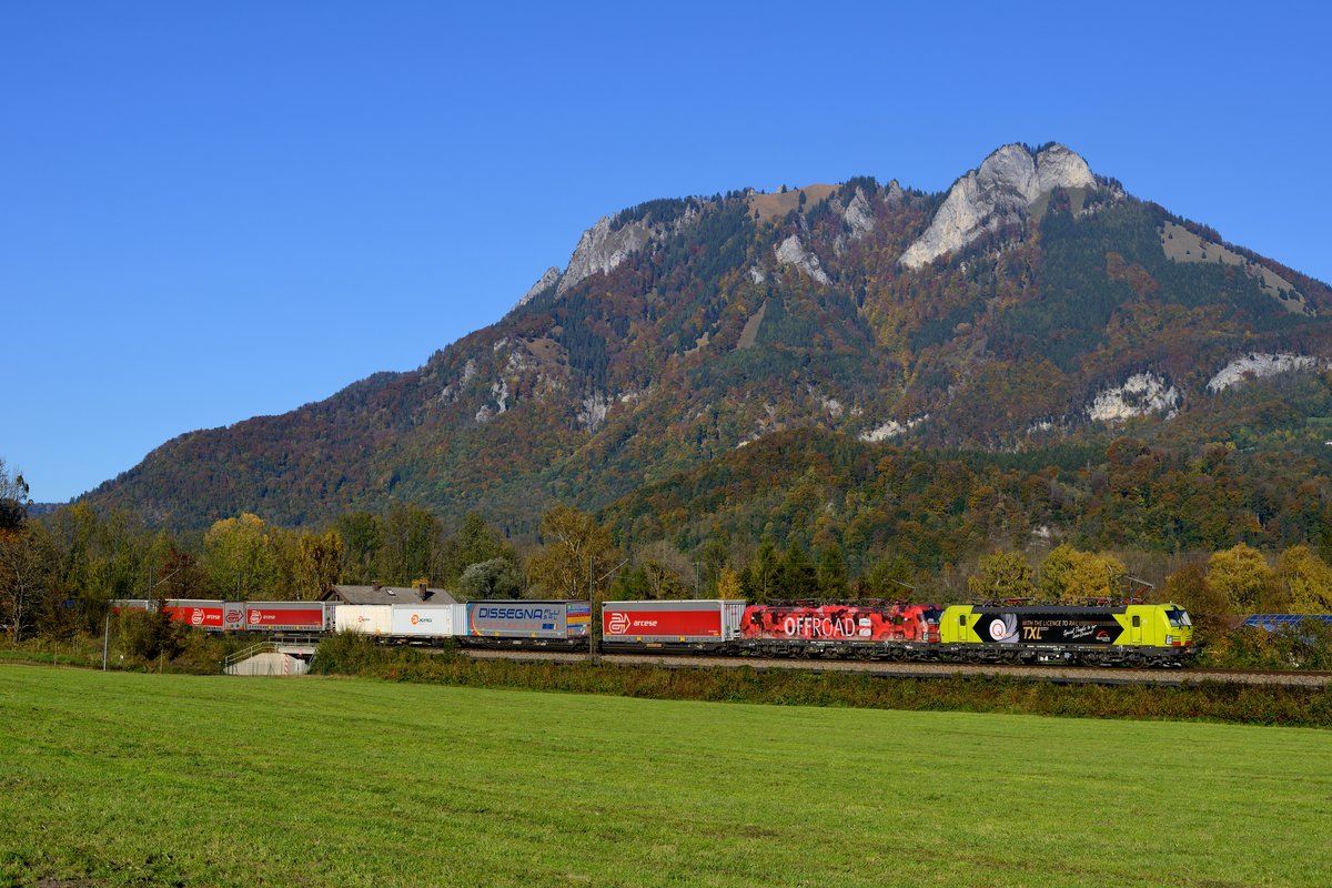 Am 14. Oktober 2017 konnte ich vor dem DGS 43109 nach Verona Q.E. ein schönes Lok-Tandem - bestehend aus 193 556 und 555 - aufnehmen. Die für TXL im Einsatz stehenden Vectron-Maschinen von Alpha Trains kann man als in ihrer individuellen äußeren Gestaltung als sehr gelungen bezeichnen - allein bei der Verwendung der englischen Sprache sollte man noch etwas üben....