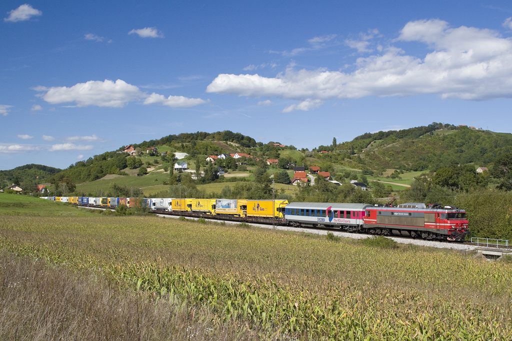 Am 14. September 2013 ist 363 036 mit einer rollenden Landstraße bei Cirknica in Richtung Maribor Tezno unterwegs. 
