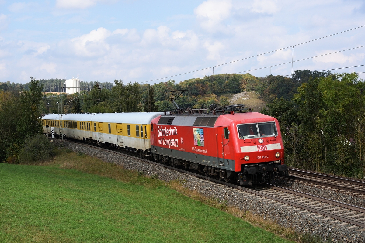 Am 14. September 2018 befuhr 120 153 mit einem kurzen Messzug die Filstalbahn. Hier bei Westerstetten.