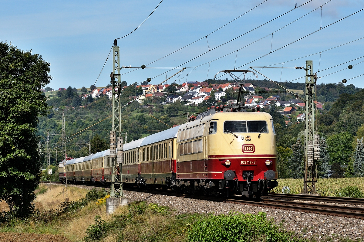 Am 14. September 2019 bespannte 103 113 vom DB Museum Koblenz anlässlich der Märklintage 2019 einen Sonderzug von Lauf (links Pegnitz) nach Göppingen. Das Bild zeigt den Zug bei Uhingen.