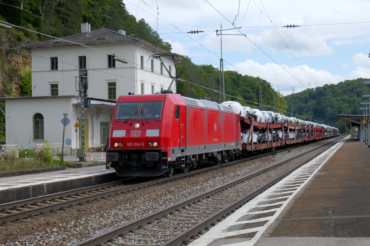 Am 14. September 2022 durchfährt 185 204 der DB Cargo Eichstätt Bahnhof mit einem Zug beladen mit neuen Pkws Eichstätt Bahnhof Richtung Treuchtlingen.
Mit diesem Foto wünsche ich allen Eisenbahnern, Eisenbahnfotografen und Eisenbahnfreunden ein gutes Neues Jahr 2023!