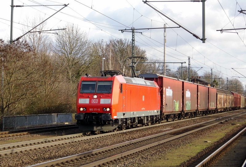 Am 14.01.2015 kam die 185 171-6 von der DB Schenker aus Richtung Magdeburg nach Niederndodeleben und fuhr weiter in Richtung Braunschweig .