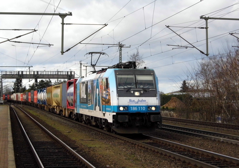Am 14.01.2015 kam die 186 110-3 von der RurtalBahn (Railpoll) aus Richtung Braunschweig nach Niederndodeleben und fuhr weiter in Richtung Magdeburg .