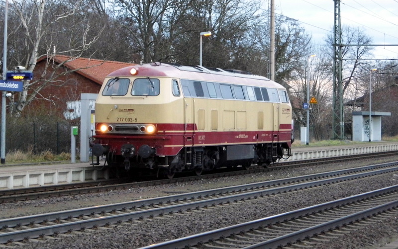 Am 14.01.2015 kam die 217 002-5 von der BTE BahnTouristikExpress    aus Richtung Magdeburg nach Niederndodeleben und fuhr weiter in Richtung Braunschweig .