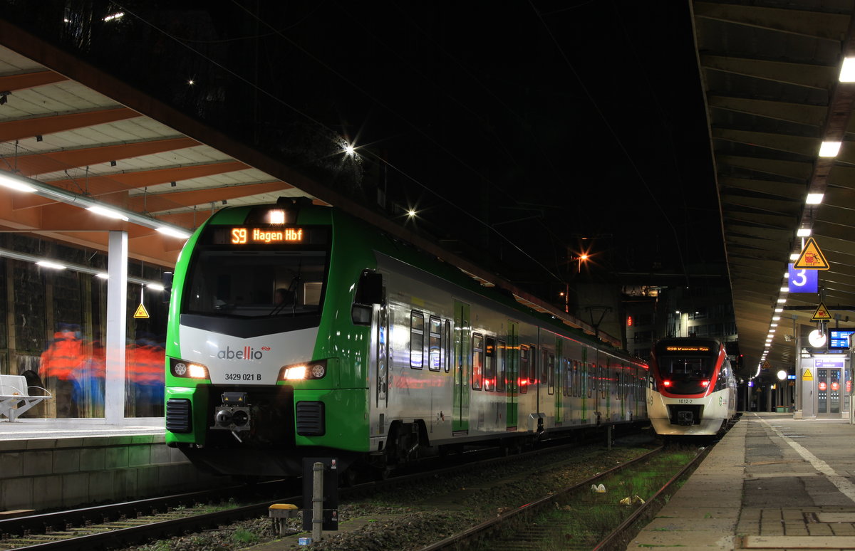 Am 14.01.2021 stand ABRN 3429 021 als S9 nach Hagen Hbf neben der Regiobahn S28 nach Kaarster See im Wuppertaler Hbf. 