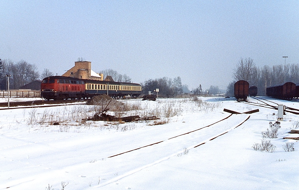 Am 14.02.1983 kommt eine unbekannte 215 mit einem Nahverkehrszug in Aulendorf an