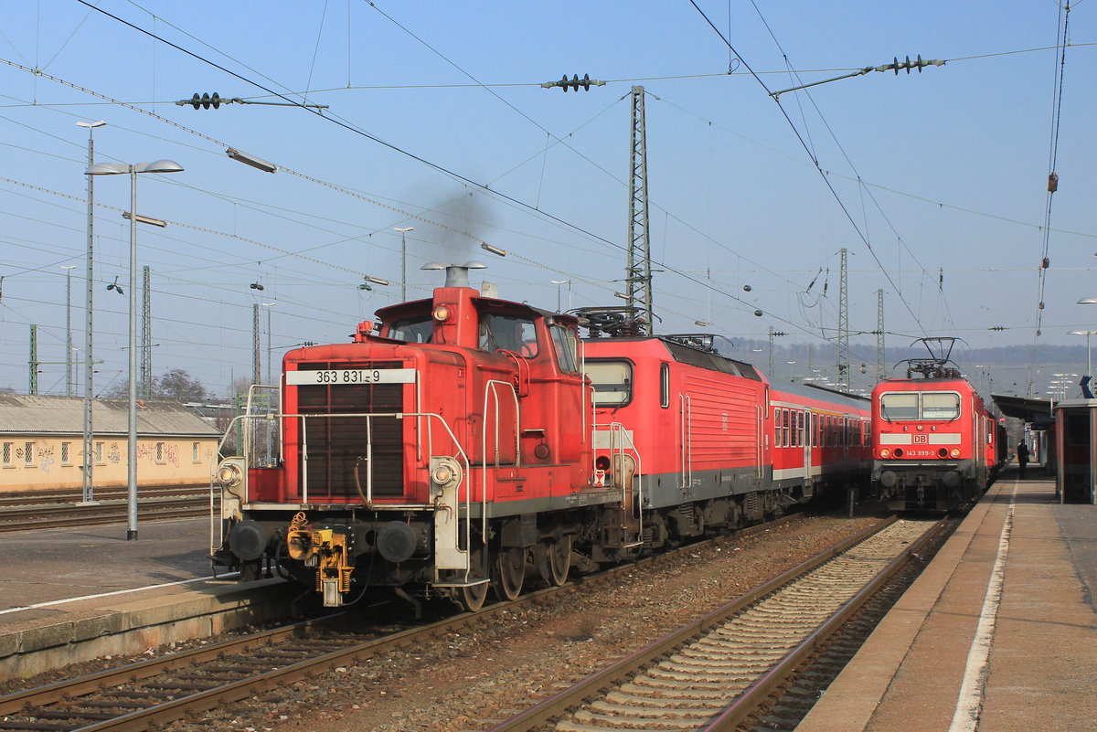 Am 14.02.2013 rangiert 363 831 einen aus einer 143 und n-Wagen gebildeten Regionalzug von Gleis 6 in die Abstellgruppe des Heilbronner Hbf. Daneben wartet 143 899 mit RB nach Stuttgart auf die Abfahrt. Die Baureihe 143 musste hier mittlerweile der Baureihe 112/114 weichen. 