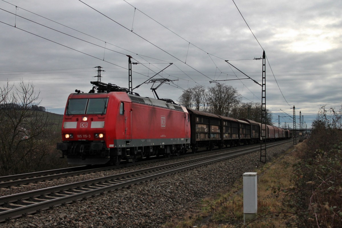 Am 14.02.2014 bespannte 185 115-3 einen  gemischten Güterzug, als sie in den Bahnhofsbereich von Müllheim (Baden) in nördliche Richtung einfuhr.