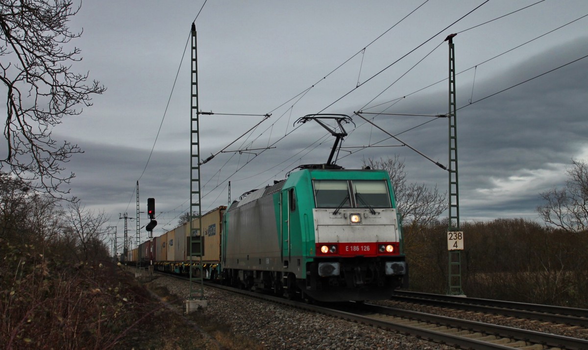 Am 14.02.2014 fuhr die Alpha Trains/Crossrail E186 126 mit einem langem Containerzug aus dem Bahnhofsbereich von Müllheim (Baden) gen Süden aus.