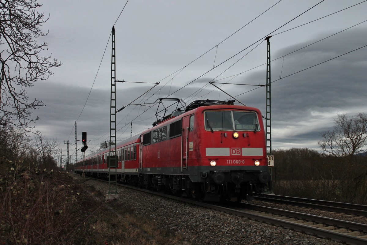 Am 14.02.2014 fuhr die Freiburger 111 060-0  1000 Jahre Gundelfingen  mit ihrer RB aus dem Bahnhofsbereich von Müllheim (Baden) gen Süden aus.