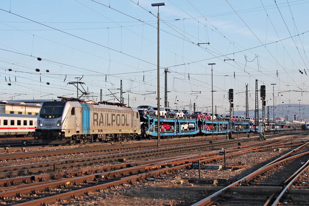 Am 14.02.2018 fuhr Rpool/BLSC 187 004-7 mit dem DGS 42017 (S. Nicola di Melfi - Lahr (Schwarzw.)) über Gleis 4 durch den Badischen Bahnhof von Basel in Richtung Weil am Rhein.
