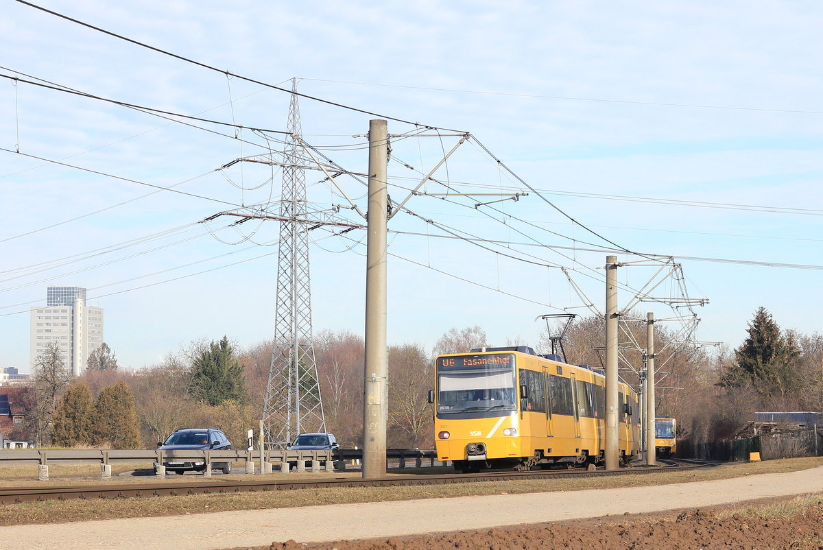 Am 14.02.2019 fährt ein DT 8.11 als U6 zum Fasanenhof. Aufgenommen kurz nach Verlassen der Station Möhringen Freibad. 