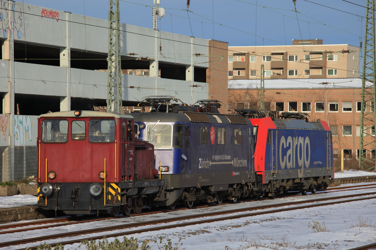 Am 14.02.2021 stand die MGW Werkslok `EMMA´ mit der SBB Re421 371 und Re484 013 im Krefelder Hbf. 