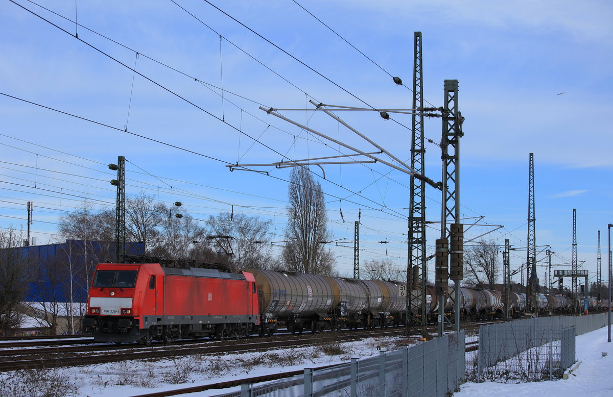 Am 14.02.2021 zog DB Cargo 186 336 einen Kesselzug nach Belgien durch Krefeld. 