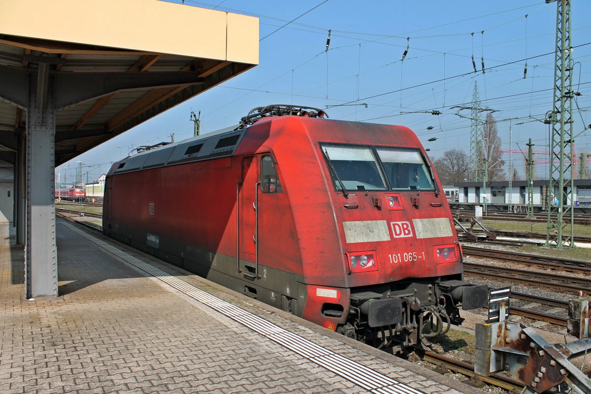 Am 14.03.2014 stand die stark Verbeulte Hamburgerin 101 065-1 auf dem Stumpfgleis 99 zwischen Bahnsteig 10 und 11 in Basel Bad Bf und wartet auf ihren nächsten Einsatz.