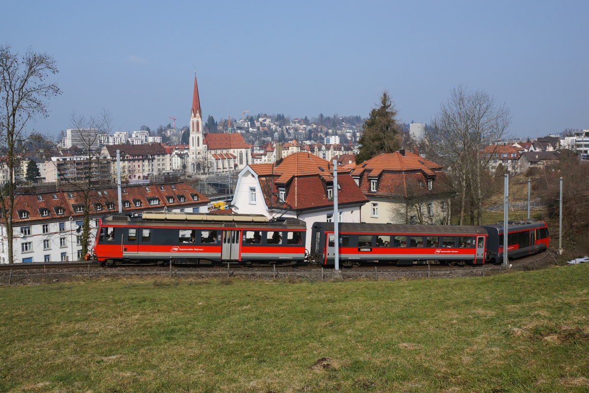 Am 14.03.2015 verlässt der BDeh 4/4 12 mit einer S 22 St. Gallen in Richtung Appenzell.