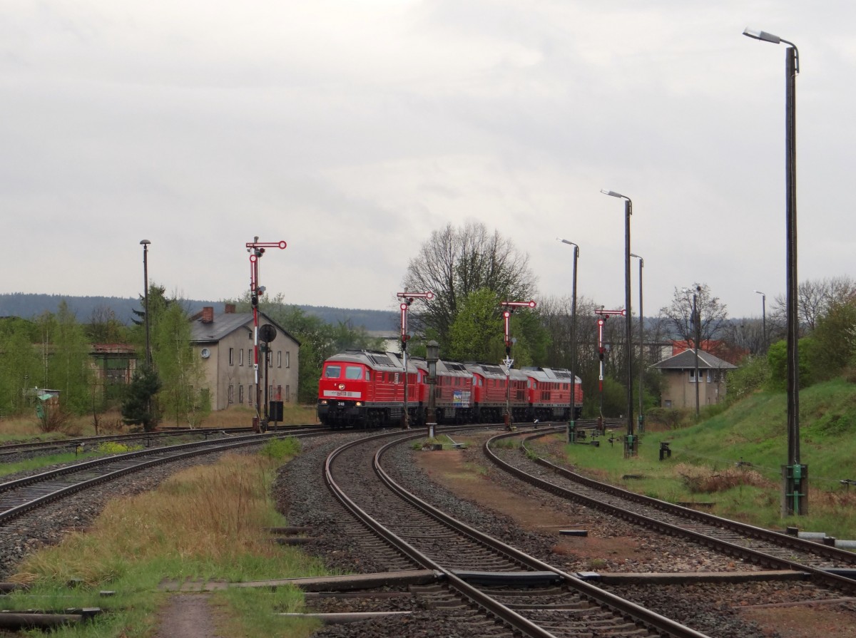 Am 14.04.14 holte die MEG 318 (232 690) wieder einen Lokzug von Saalfeld nach Chemnitz. Es waren dabei 232 694-0, 232 229-5 und 232 146-1 hier die Einfahrt in Triptis. Foto vom Bahnsteigende!