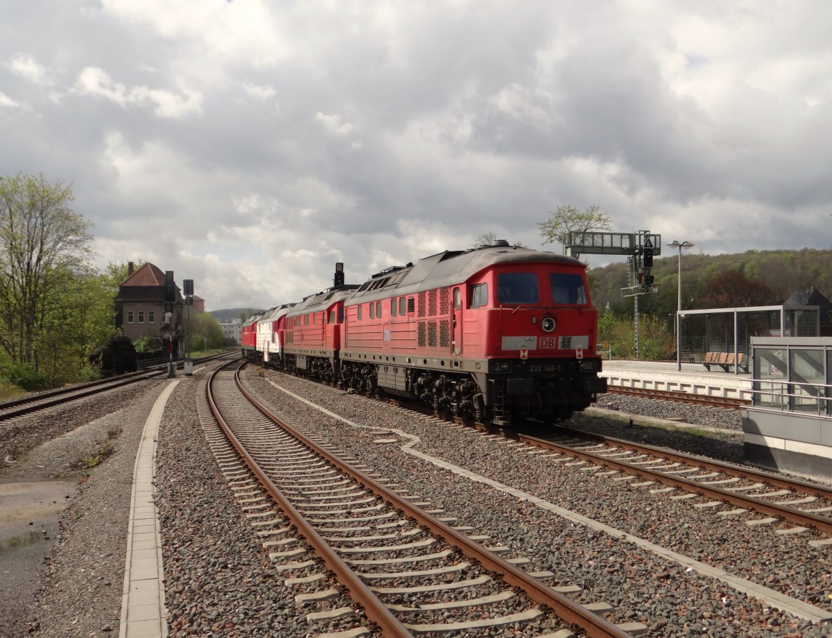 Am 14.04.14 holte die MEG 318 (232 690) wieder einen Lokzug von Saalfeld nach Chemnitz. Es waren dabei 232 694-0, 232 229-5 und 232 146-1 hier die Ausfahrt nach dem Umspannen in Gera.