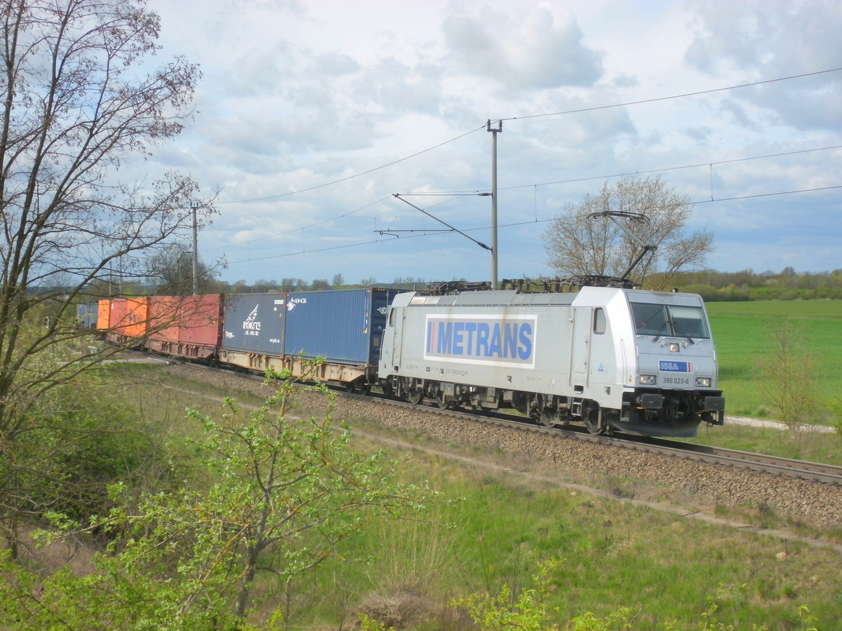 Am 14.04.2017 kam 386 023 mit einem Containerzug aus Richtung Salzwedel nach Stendal und fuhr weiter in Richtung Magdeburg.