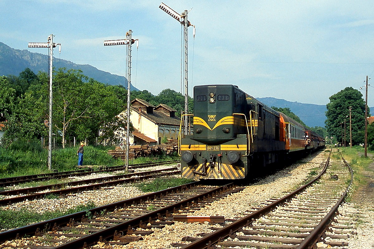 Am 14.05.2009 verläßt 661-236 mit einem Personenzug auf der Fahrt von Skopje nach Kicevo einen Unterwegsbahnhof