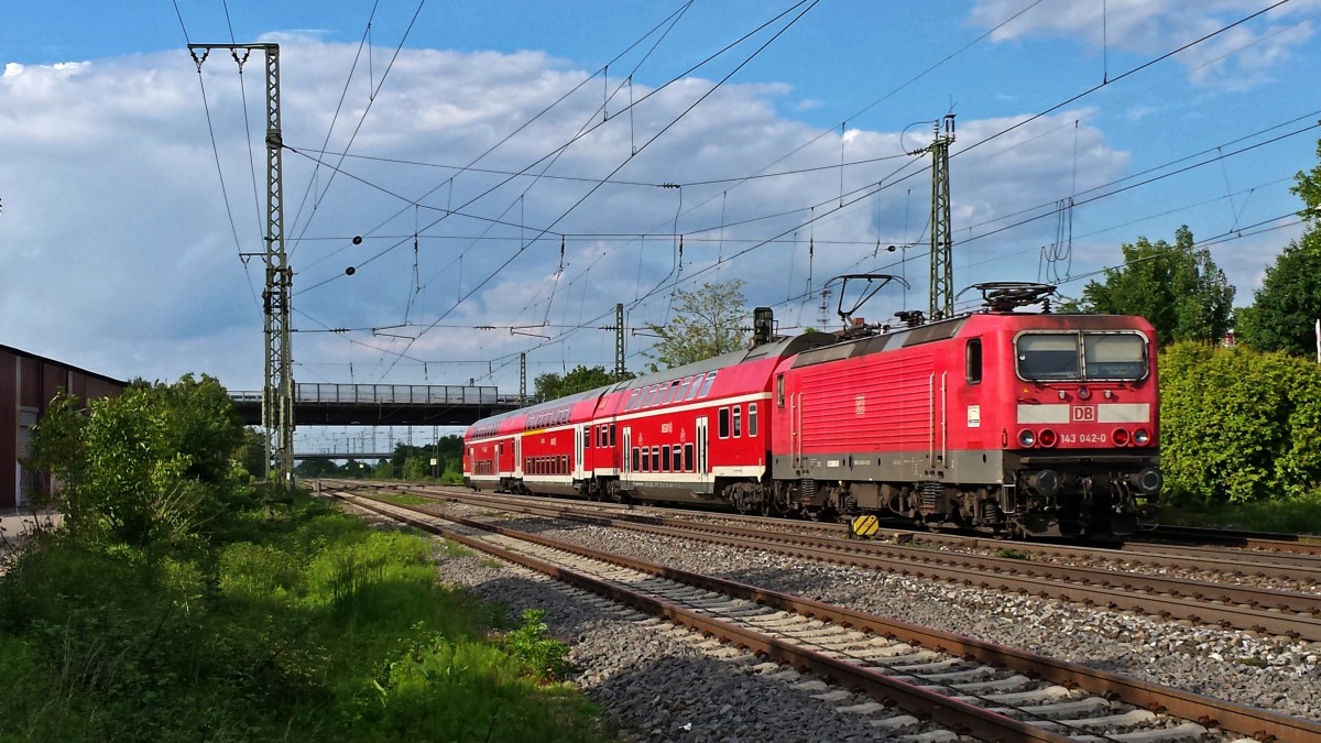 Am 14.05.2014 schiebt die Freiburger 143 042-0 eine HVZ-RB aus dem Bahnhof von Müllheim (Baden) gen Freiburg aus.