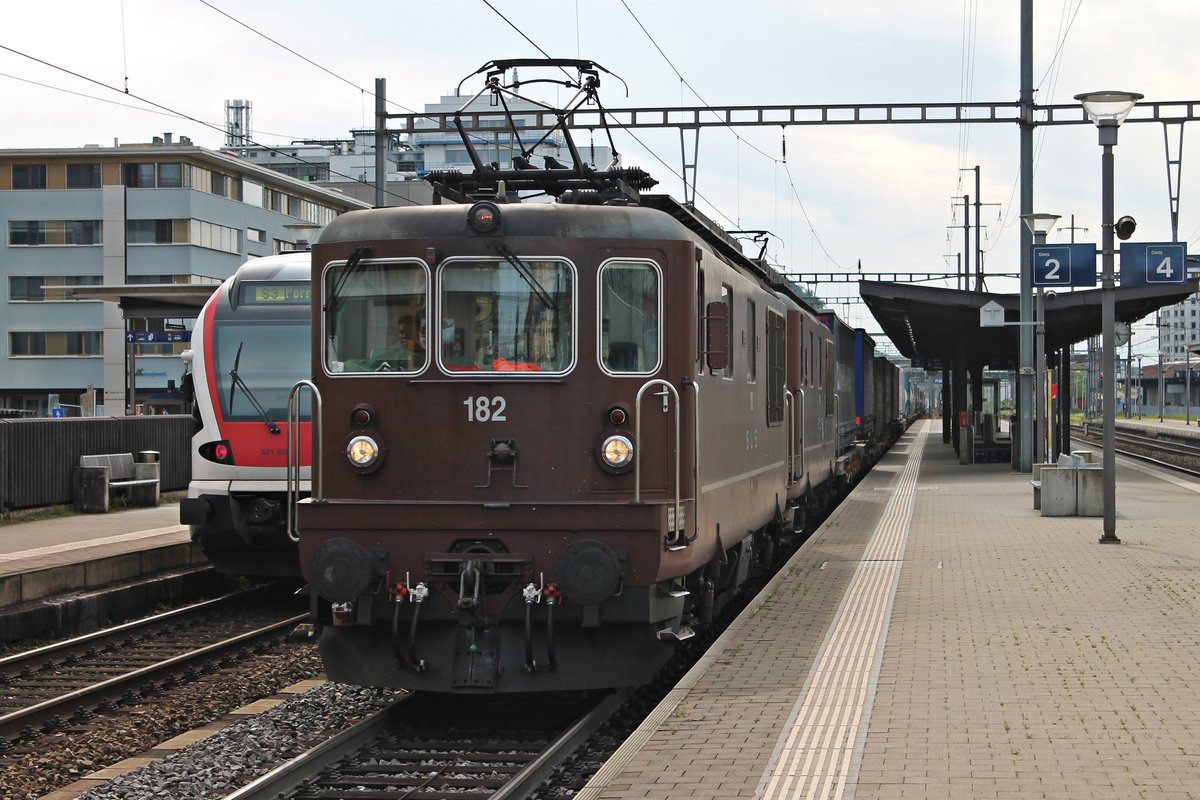 Am 14.05.2015 fuhren Re 425 182  Kandergrund  und Re 425 194  Thun  mit einem KLV durch den Bahnhof von Pratteln in Richtung Lötschberg.