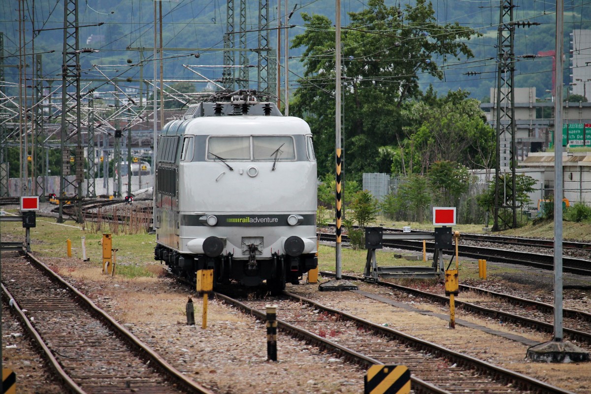 Am 14.05.2015 stand Railadventure 103 222-6 abgestellt auf Gleis 115 in Basel Bad Bf und wartet auf einen Langschienen Transport, den sie bespannen wird.
