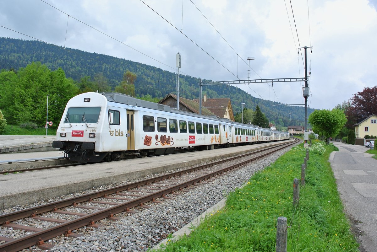 Am 14.05.2016 verkehrte der Kambly Pendel ausnahmsweise auf der RE Linie Bern-La Chaux-de-Fonds statt auf seiner Stammstrecke Bern-Luzern. RE 3921 mit dem Bt 50 85 80-35 990-1 im Bahnhof Les Geneveys-sur-Coffrane.

