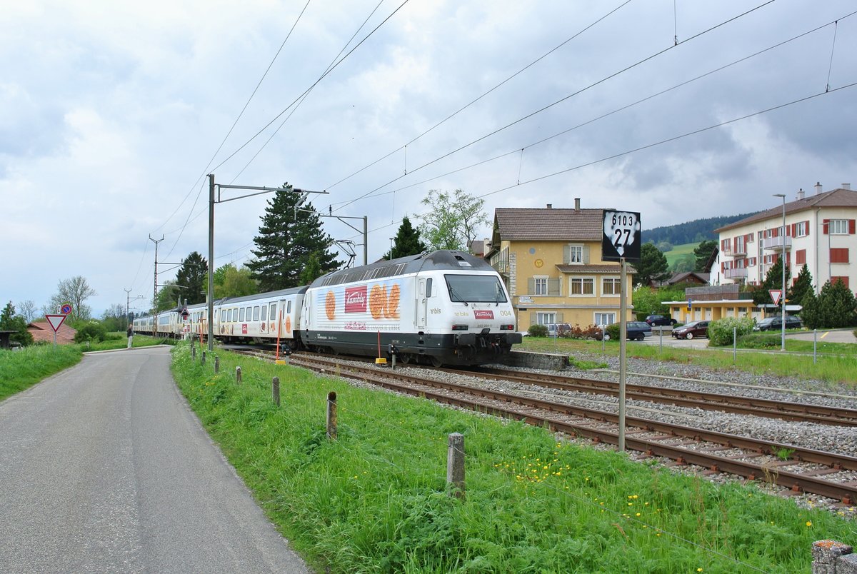 Am 14.05.2016 verkehrte der Kambly Pendel ausnahmsweise auf der RE Linie Bern-La Chaux-de-Fonds statt auf seiner Stammstrecke Bern-Luzern. Die Re 465 004-0 schiebt bzw. bremst den RE 3921 die 27 ‰ Neigung beim Bahnhof Les Geneveys-sur-Coffrane Richtung Chambrelien hinunter. 

