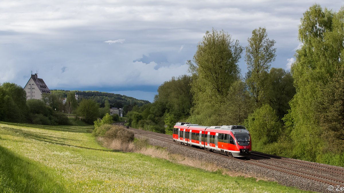 Am 14.05.2017 gab es eine Dreiverbündefahrt durch die Verkehrsverbünde Bodo, DING und Naldo. Einer der beiden Ringzüge, die im Kreis Ulm - Friedrichshafen - Singen - Tuttlingen - Sigmaringen - Münsingen - Schelklingen - Ulm fuhren war 644 048. Hier kurz vor Fahrtende am Abend in Ravensburg nach Abfahrt in Aulendorf.