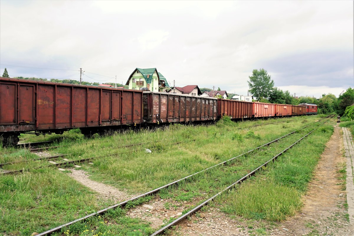 Am 14.05.2018 fährt dieser DB Schenker Güterzug bei Valeni de Munte durch die rumänische Botanik.
Die Weichen sowie das Ausfahrtssignal müssen hier immer direkt vor Ort verstellt werden.