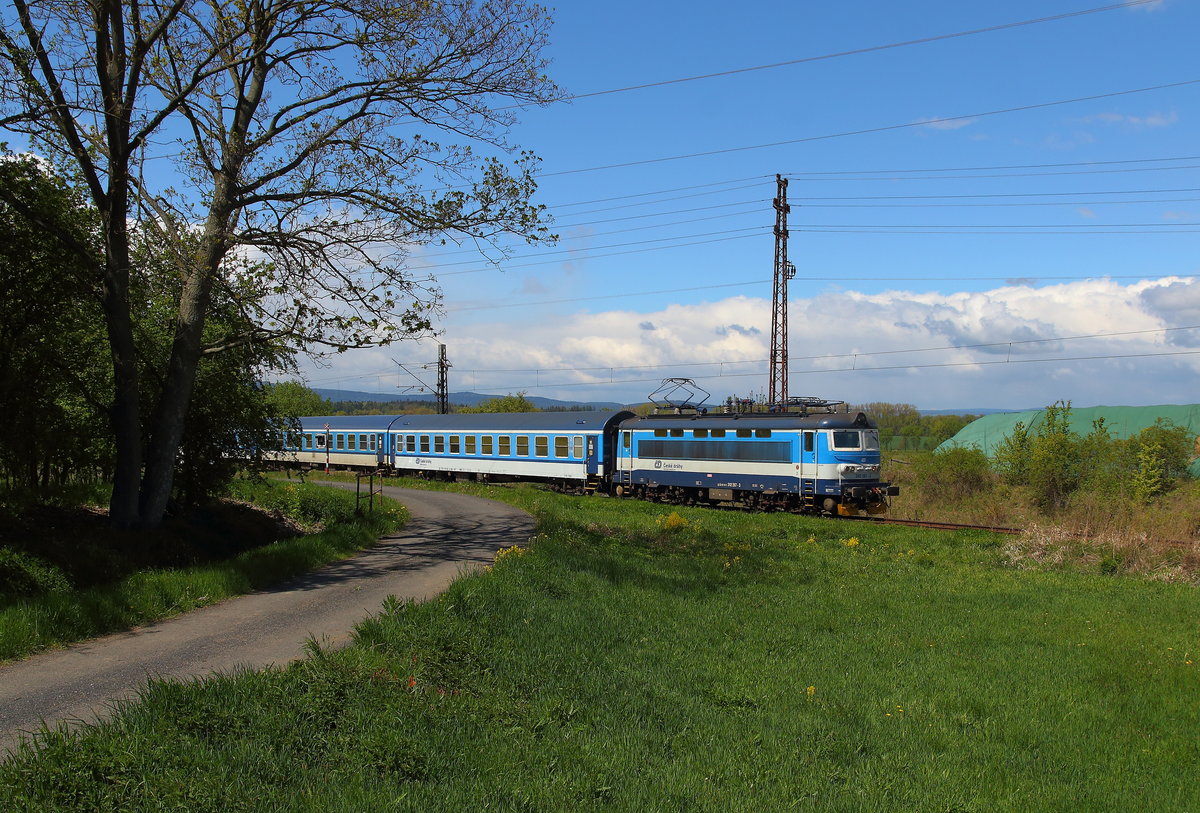 Am 14.05.2019 fuhr zwischen Frantiskovy Lazne und Marianske Lazne der Pendelinoersatzzug mit 242 267 und CD-Waggonwagenpark. Hier Aufgenommen kurz vor Cheb