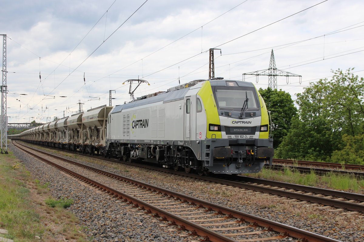 Am 14.05.2020 fuhr 159 102 als Güterzug durch Saarmund in Richtung Ludwigsfelde.