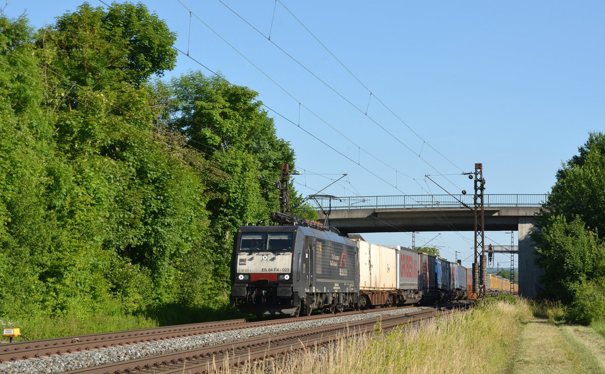 Am 14.06.17 beförderte 189 923 für TX einen Zug des kombinierten Verkehrs durch Thüngersheim Richtung Gemünden.