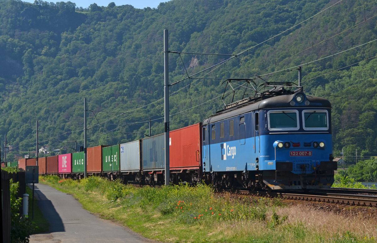 Am 14.06.19 führte 122 007 einen Containerzug durch Usti nad Labem Strekov vorbei an der Staustufe Richtung Bahnhof Strekov.