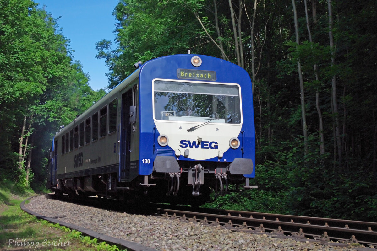 Am 14.06.2012 verlässt der SWEG VT 130 zusammen mit dem VT 128 den Bahnhof Riegel DB.

Auf den ersten Blick ist der VT 130 nicht von der übrigen NE81-Flotte zu unterscheiden. Was viele nicht wissen: dieser Triebwagen wurde im Jahr 2012 zum Versuchsträger des sogenannten SteamTrac-Systems von Voith. Vereinfacht ausgedrückt wurde an eine der Maschinenanlagen eine  Dampfmaschine  angeflanscht. Der Dampf dafür wird durch die Abwärme der Dieselmotoren erzeugt. Durch die zusätzliche Leistung von 18,5kW der Dampfmaschine können bis zu 8% Kraftstoff eingespart werden. Bis heute (Stand 2016) kam diese Technik wohl nicht über das Versuchsstadium hinaus, der Triebwagen steht im Bw Endingen abgestellt.