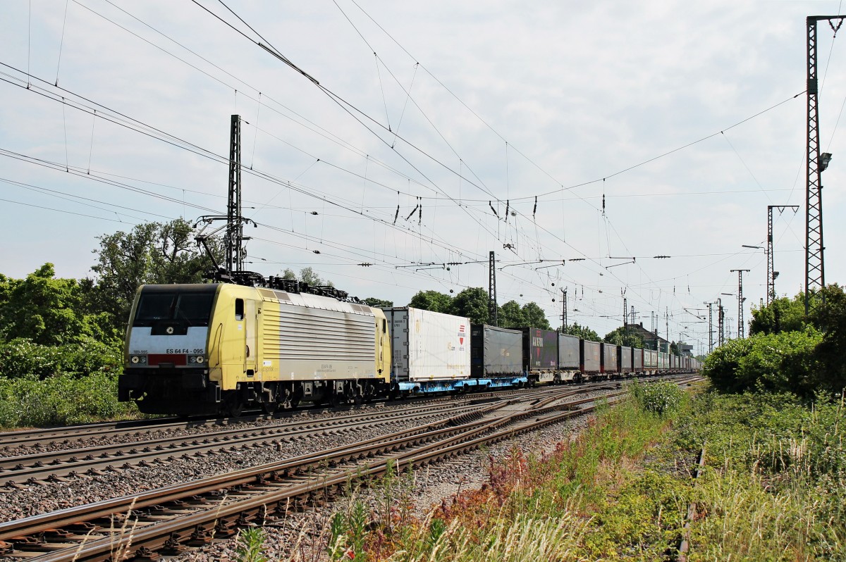 Am 14.06.2014 bespannte TXL ES 64 F4-095 (189-995) außerplanmäßig für eine ausgefallene BLS 186er einen Containerzug aus Italien nach Holland. Hier ist sie gerade bei der Durchfahrt in Müllheim (Baden).