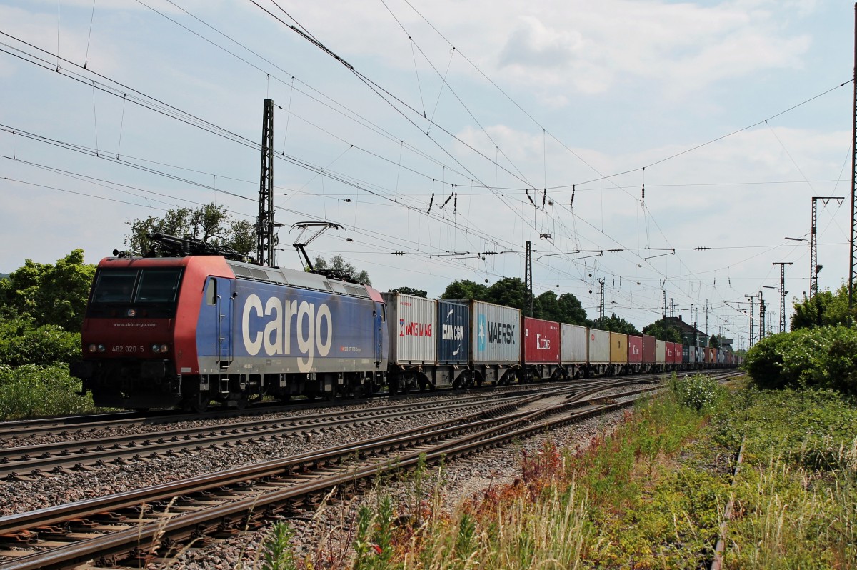 Am 14.06.2014 fuhr SBB Cargo Re 482 020-5 mit einem Containerzug durch Müllheim (Baden) gen Norden.