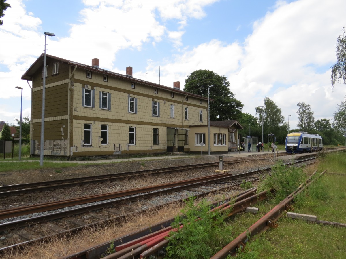 Am 14.06.2014 hält der VT 872 des Hex im Bahnhof von Langenstein an der Strecke Blankenburg-Halberstadt auf seinem Weg nach Magdeburg Hbf