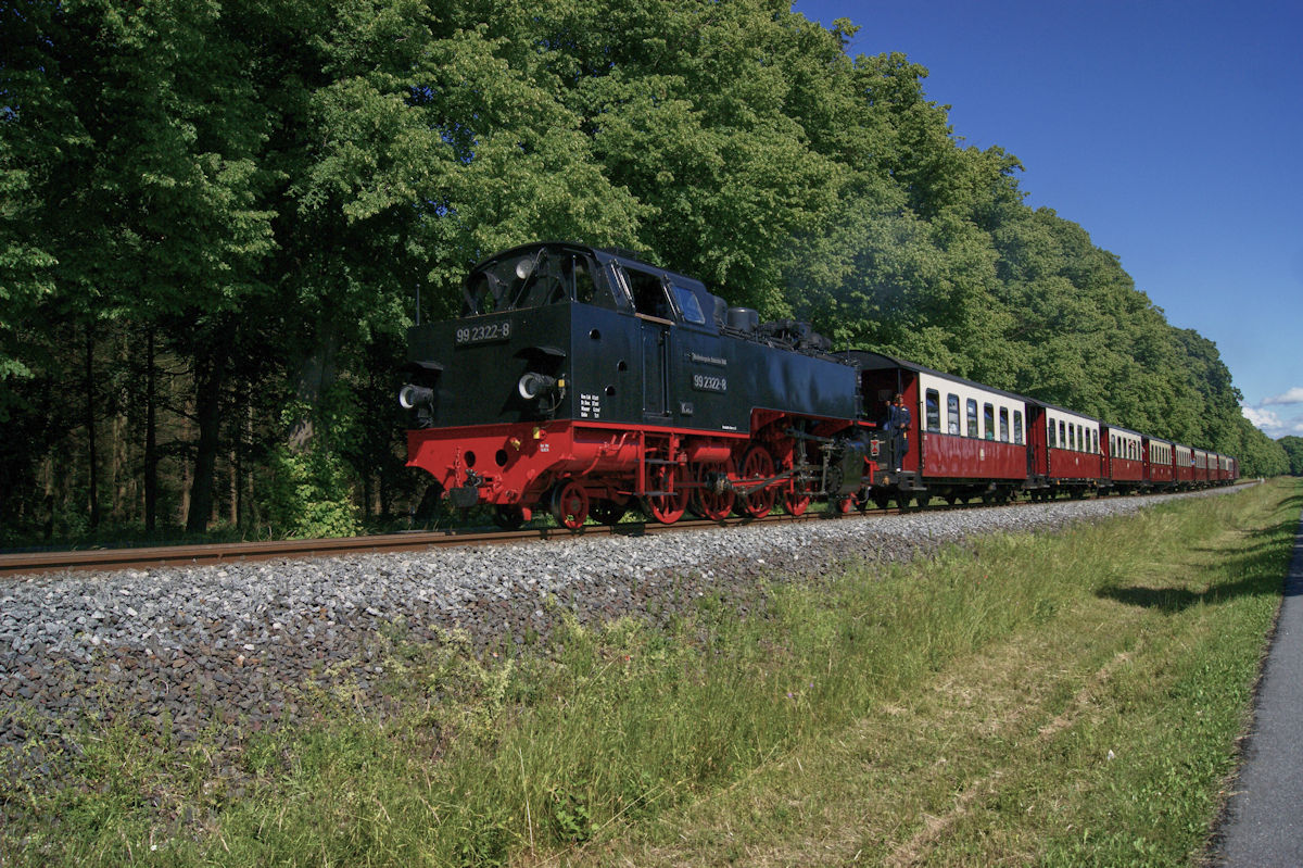 Am 14.06.2014 war 99 2322 mit einem Personenzug auf dem Weg von Bad Doberan nach Kühlungsborn West. Hier befand sich der Zug kurz vor dem Bahnhof Rennbahn.