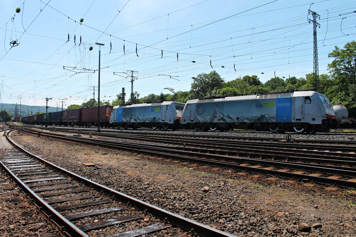 Am 14.06.2015 fuhr 186 103 zusammen mit 186 105 und einem Containerzug nach Rotterdam Waalhaven druch Koblenz Lützel in Richtung Norden.