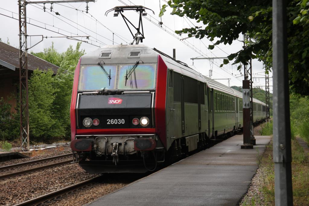 Am 14.06.2015 kam die Sybic SNCF 26030 mit einem Schnellzug in Richtung Süden aus Limoges um 15.15 Uhr durch den kleinen unbesetzten Landbahnhof Magnac Vicq