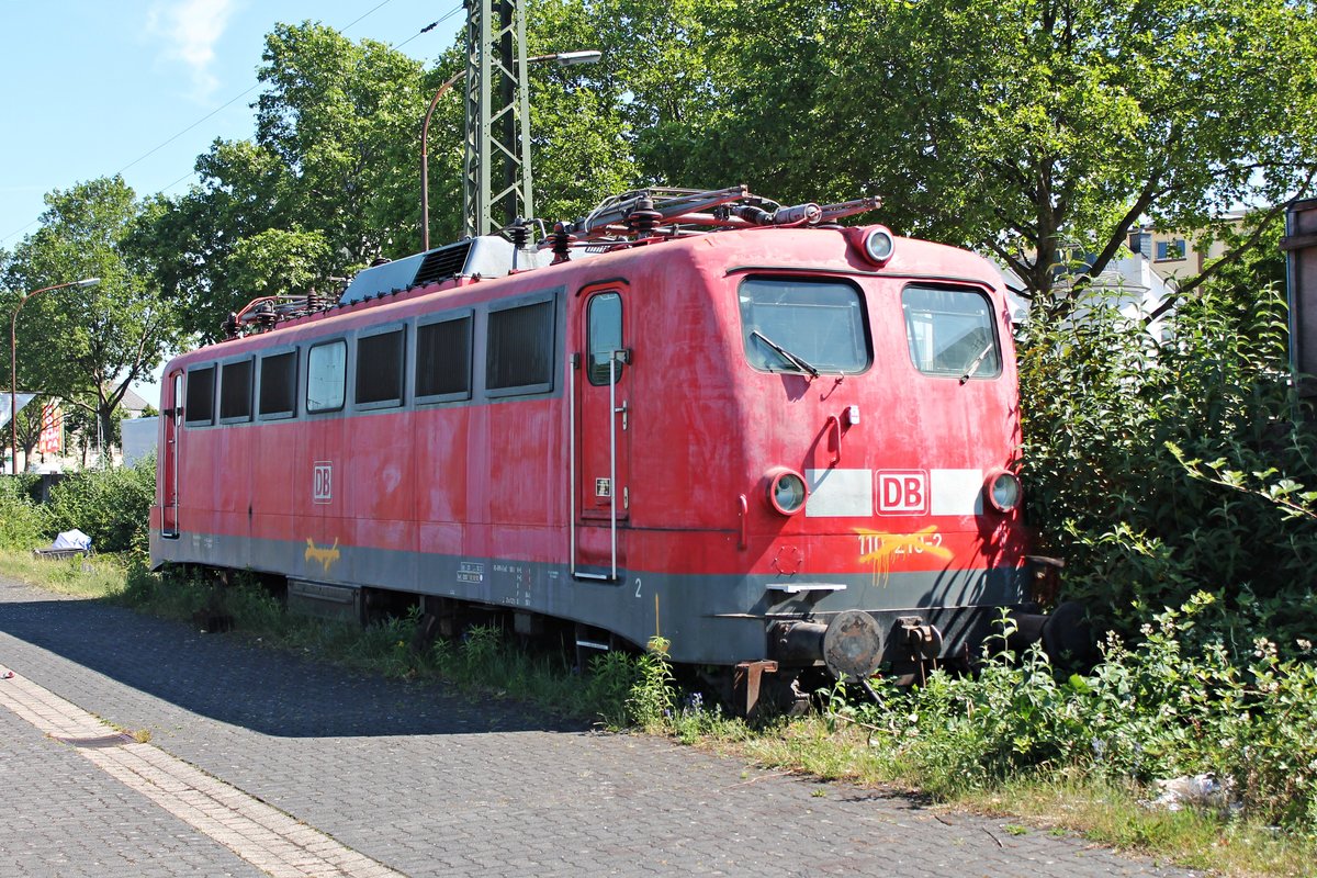 Am 14.06.2015 stand der ausgeschlachtete Lokkasten von der 110 210-2 des DB Museums aufgebockt im Rangierbahnhof in Koblenz Lützel und wartet auf ihr sicheres Ende. (Fotostandpunkt öffentlich)