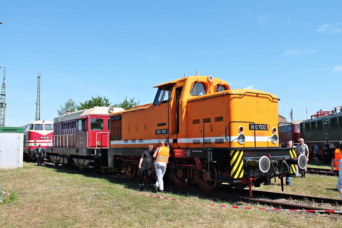 Am 14.06.2015 stand wärend dem Sommerfestes vom DB Museum in Koblenz Lützel die V60 1100 (346 100-1) von Bahnbestriebswerk Arnstadt historisch e.V. zusammen mit der 107 018-4 (V75 018) von Railsystems RP GmbH neben der dortigen Drehscheibe.