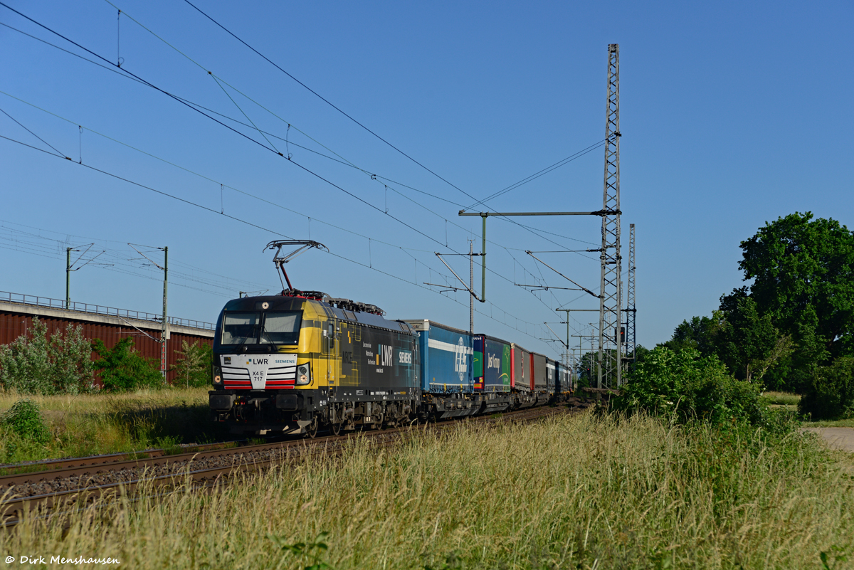 Am 14.06.2021 ist 193 717 (LWR-Werbung) bei Köln auf der rechten Rheinstrecke in Richtung Norden unterwegs.